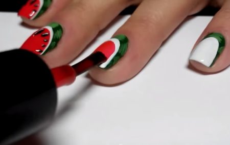 рисуем маникюр арбуз